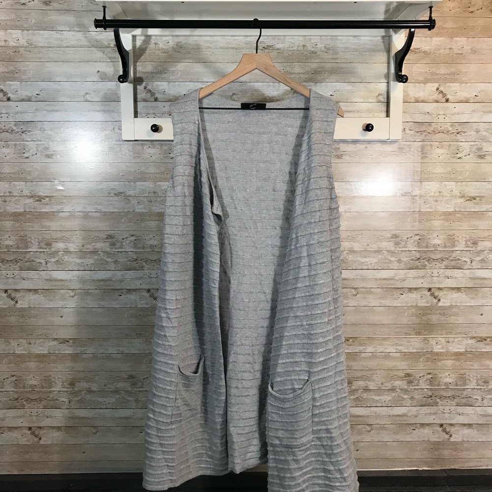 Sleeveless cardigan sweater. Grey